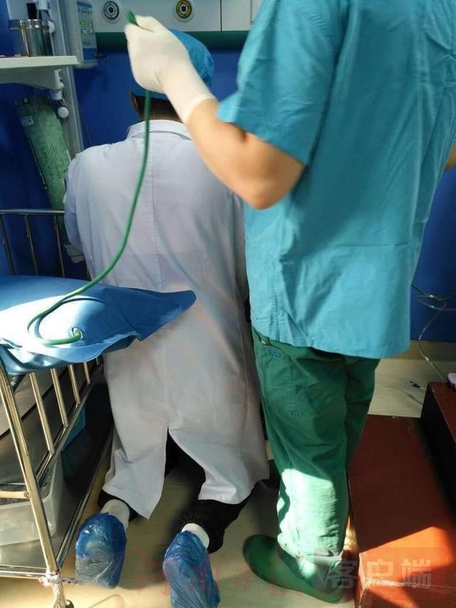 “最美下跪”照刷爆朋友圈 背后故事令人称赞